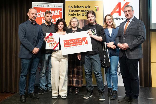 Johannes Kletzl (Schuldnerhilfe OÖ), Lehrkraft des BFI sowie Absolventen aus dem Bezirk Ried mit Astrid Zehetmair (Land OÖ), Ulrike Weiß (Konsumentenschutz, Arbeiterkammer) und Manfred Schörghuber (Bildungsdirektion). | Foto: Land OÖ/Guggenberger