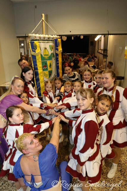 Der ganze Stolz der Duckhüttler Gilde ist die Kindergarde. Betreut von Susanne Furtner, Marianne Zima und Martina Schneider übten die Mädchen zwei Tänze zum Thema- Fluch der Karibik und Aladin - ein. Mit ihren hübschen Kostümen waren sie natürlich die Lieblinge des Abends.