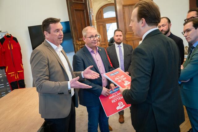 LAbg. Jochen Bocksruker und Bgm. Bernd Osprian übergaben 1.385 Unterschriften an Karlheinz Kornhäusl. | Foto: Purgstaller