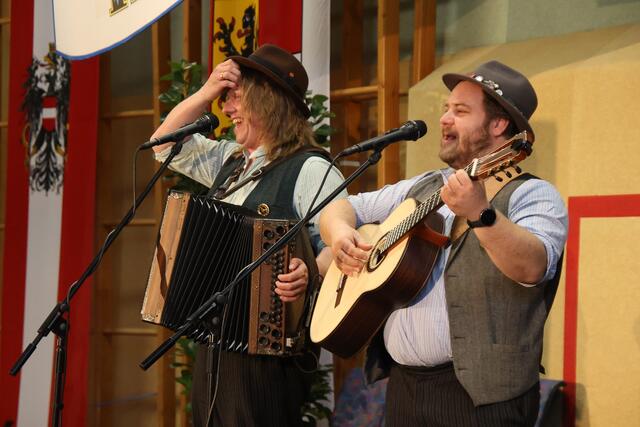 Wirtshausmusi boten Tom &amp; Basti mit frechen Gstanzln.