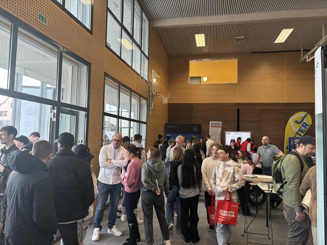 Viele Besucherinnen und Besucher beim Tag der Lehre in Eugendorf. | Foto: Emanuel Hasenauer