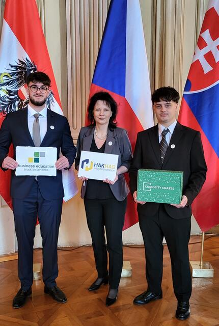 Jan Hager, Projektbetreuerin und Direktorin Birgit Raab-Pfisterer und Leon Rozboril präsentieren ihre Forscherbox "CURIOSITY CRATE" beim Gipfeltreffen. | Foto: bebruck
