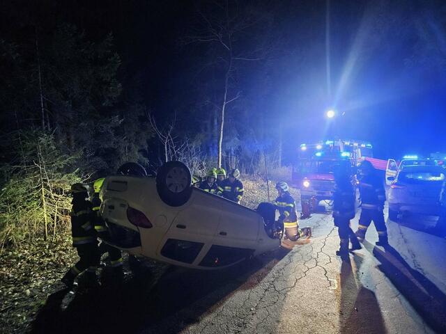 Rettungsleute und Feuerwehrleute waren in Voitsberg im Einsatz.  | Foto: FF Krems