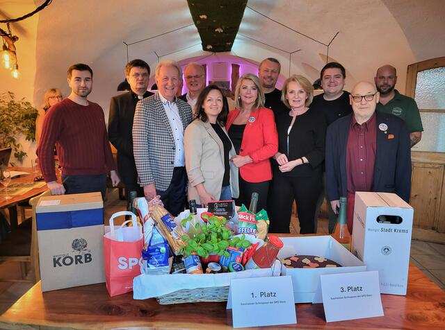 SPÖ-Krems-Süd-Vorsitzende GRin Hannelore Rohrhofer (l.) Siegerin eines vergangenen Preisschnapsens im Gasthaus Linzertor, in der Begegnung mit der Veranstalterin GRin Elfie Kreitner (r.), Vorsitzende der SPÖ Stein. | Foto: SPÖ Stein