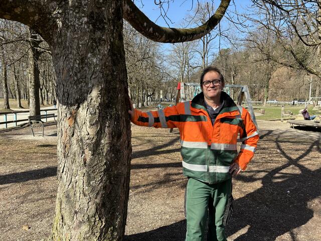In die Zuständigkeit von ihm und seinen Kollegen aus dem Stadtteilbereich Ost fallen 22 Spielplätze und fünf große Parks, darunter etwa der Hans-Lechner-Park, der Volksgarten und der Gnigler Park. | Foto: Lisa Gold