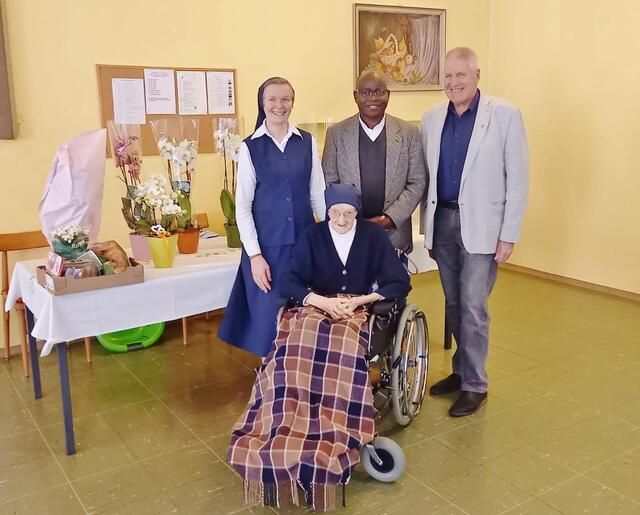 Sr. Waldeberta Kraus feierte im Kloster Dult mit ihren Mitschwestern, Hausoberin Sr. Roswitha Bauer, Vikar Andre Jacques Kiadi Nkambu und Vzbgm. Günther Bauer ihren 100. Geburtstag. | Foto: privat