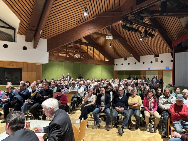 Voller Saal bei der Sitzung.