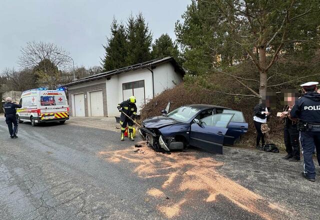 Es kam am Montagnachmittag, 10. März, zu einem Unfall zwischen Pyhra und Fahrafeld. Eine Pkw-Lenkerin kam aus unbekannten Gründen von der Fahrbahn ab und krachte gegen eine Steinmauer. | Foto: DOKU-NÖ