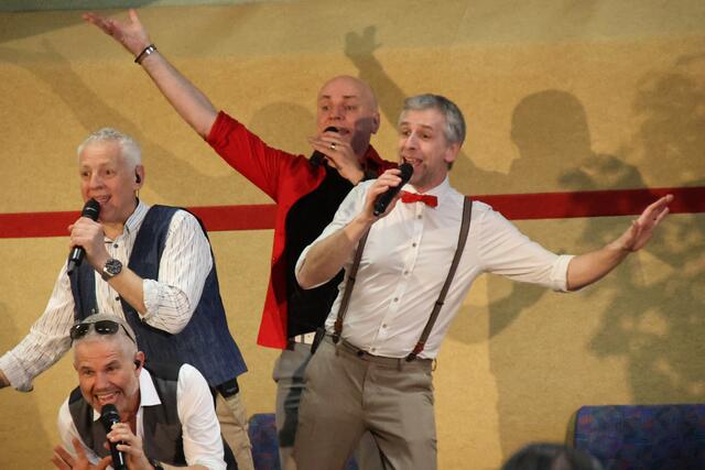 Die Vierkanter lieferten eine tolle Performance trotz engen Platzverhältnissen auf der Bühne und waren erstmals beim Gstanzlsingen zu Gast.