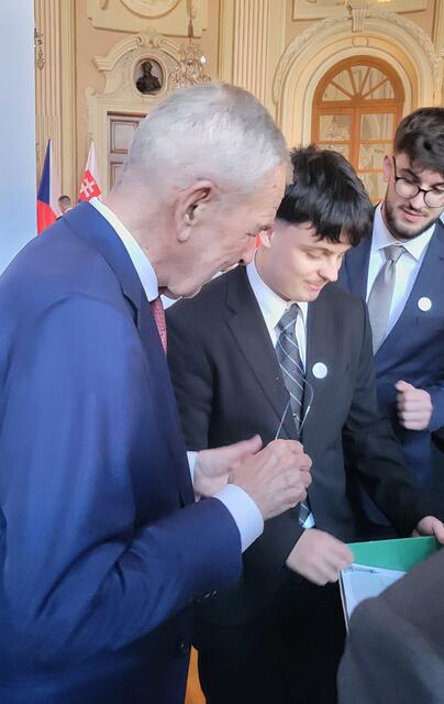 Im Gespräch mit Bundespräsident Alexander van der Bellen: Leon Rozboril und Jan Hager. | Foto: bebruck