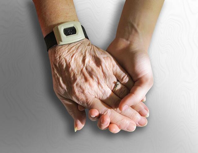 Symbolfoto. Für Angehörige bedeutet dies eine erhebliche Entlastung, da sie sicher sein können, dass ihr geliebter Mensch gut versorgt ist. | Foto: Pixabay