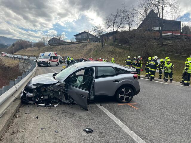 Bei einer Frontalkollision zweier Autos auf der L 118 in Kindberg wurden vier Personen verletzt.  | Foto: FF Hadersdorf