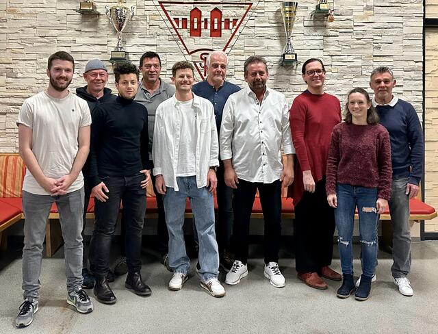 Der Vorstand des SVI: von links nach rechts: Philipp Draxl, Norbert Mayr, Patrik Foro, Peter Fluck, David Grosch,
Wolfgang Kleissl, Hans Glabonjat, Mag. Dora Sellner, Emilie Grosch, Wolfgang Grosch, (im Bild fehlt Werner Haller)
| Foto: SVI