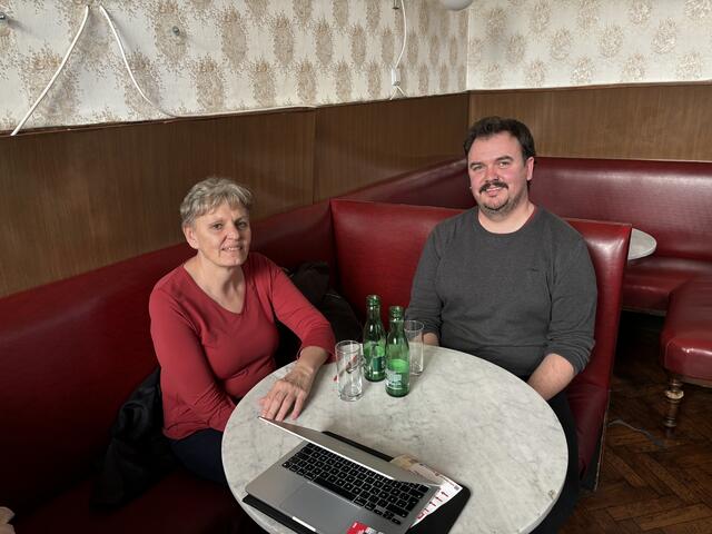 Susanne Empacher (KPÖ) und Daniel Harrasser stellten ihre gemeinsamen Agenden im MeinBezirk-Interview vor.  | Foto: Luca Arztmann/MeinBezirk
