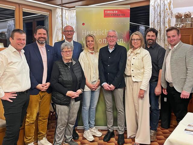 Herbert Mayer wurde einstimmig bestätigt.
v.l.n.r.: Thomas Hittler, Peter Vöhl, Roswitha Pircher, Anton Mattle, Doris Sailer, Herbert Mayer, Beate Scheiber, Johannes Schönherr, Dominik Traxl | Foto: VP Landeck
