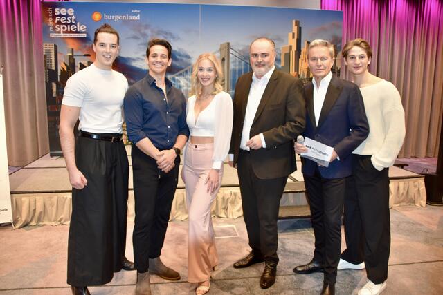 (v.l.) Paul Csitkovics, Fabio Diso, Anna Rosa Döller, Landeshauptmann Hans Peter Doskozil, Generalintendant Alfons Haider und Timotheus Hollweg.  | Foto: Stefan Schneider