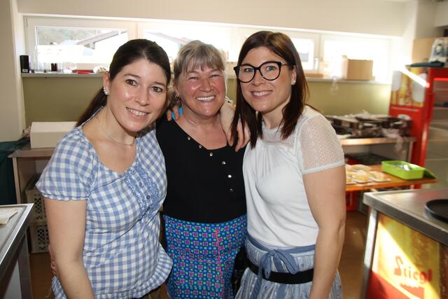 Inge mit ihren Töchtern Babsi und Kerstin.