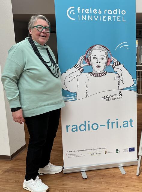 Sieglinde Baumgartner stellt im FRI – Freies Radio Innviertel – als ehrenamtliche Sendungsmacherin Kleinmuseen aus dem Innviertel in der Sendereihe "Museumsfrühstück" vor. | Foto: FRI Freies Radio Innviertel