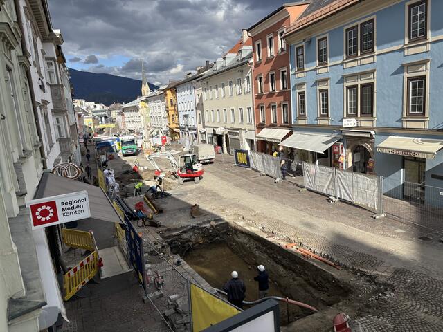 Der Villacher Hauptplatz wird übrigens in wenigen Wochen frisch gepflastert. Hier werden gerade sechs weitere Schwammstadtbäume eingepflanzt sowie Glasfaser- und Fernwärmeleitungen verlegt. | Foto: MeinBezirk.at