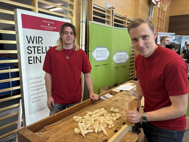 Mitarbeiter von Fercher und Stockinger erklärten einige Dinge zur Holzbearbeitung. | Foto: Emanuel Hasenauer