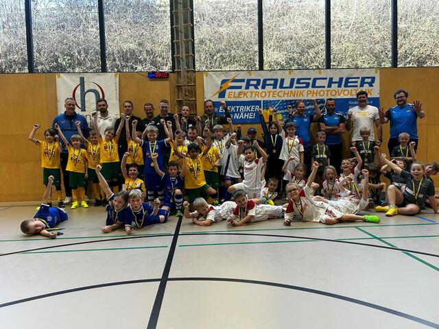 Die Teilnehmer der U7 und U8. | Foto: FC Lohnsburg