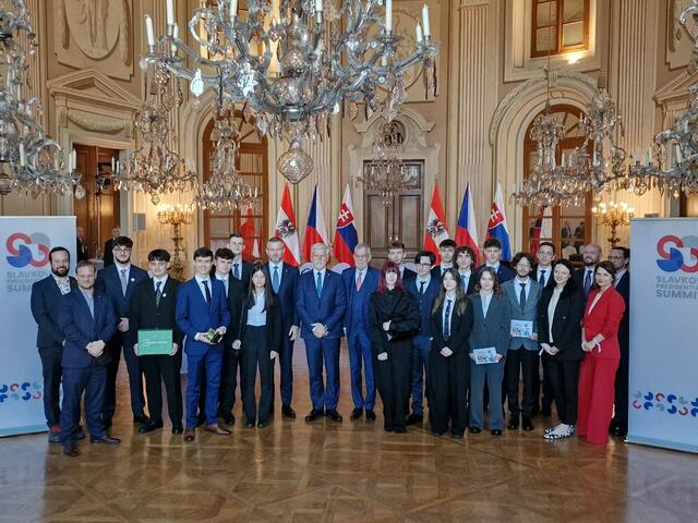 Schüler und Schülerinnen aus den Grenzregionen beim Präsidentengipfel von Peter Pellegrini, Petr Pavel und Alexander van der Bellen (mittig) auf Schloss Slavkov in Südmähren. | Foto: bebruck