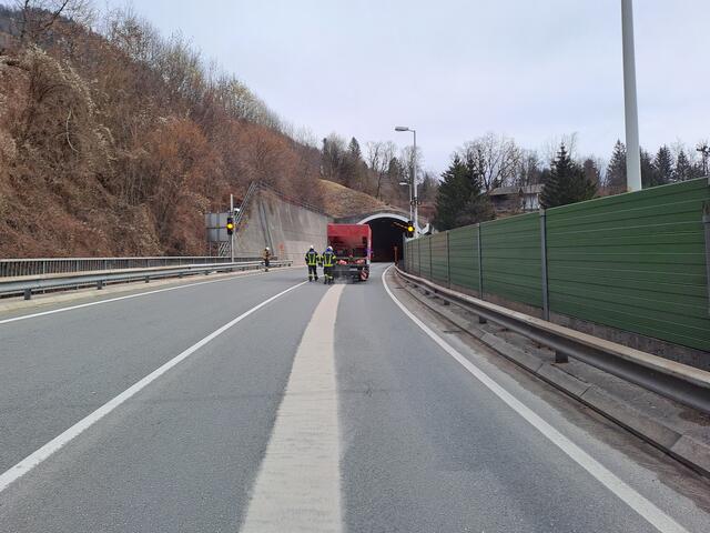 Die Ölspur in Bad Ischl erstreckte sich auch über Teile der Bundesstraße. | Foto: ff-badischl.at