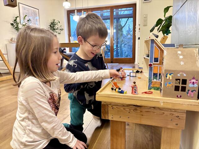 Mit dem Spielhaus spielen die beiden sehr gerne gemeinsam. | Foto: Sandra Schütz/Alexandra Goll