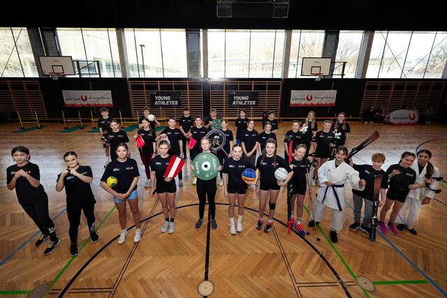 Die Young Athletes aus Oberösterreich und Salzburg präsentieren stolz ihre Sportarten. | Foto: Leo Rosas Morin