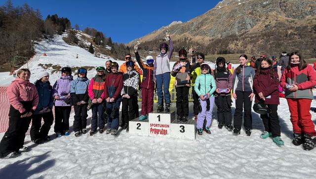 Die Schülerinnen und Schüler der MS Virgental maßen sich auf der Skipiste. | Foto: MS Virgental