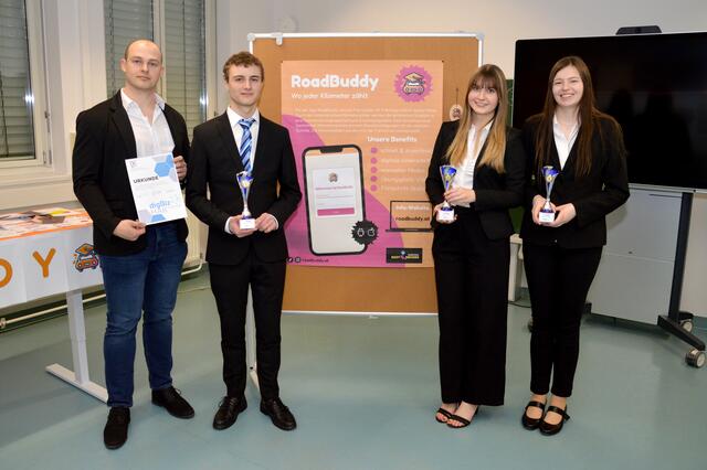 Platz 1 "RoadBuddy": Betreuungslehrer Stefan Liemberger, Daniel Roßnagl, Sandra Fröhlich und Lena Litschauer (v.l.) | Foto: HAK Waidhofen/Thaya