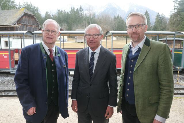 Von links: Christian Marckhgott (Vorsitzender des Fördervereins des Salzburger Freilichtmuseums), Landeshauptmann Wilfried Haslauer und Peter Fritz, (Direktor des Salzburger Freilichtmuseums). | Foto: Salzburger Freilichtmuseum/Franz Neumayr