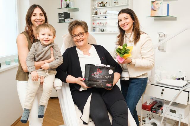 Melanie Szuppin mit Nachwuchs, FiW-Landesvorsitzende Astrid Legner, FiW Bezirksvorsitzende Brigitte Truppe-Bürger (v.l.) | Foto: Alexander Wieselthaler