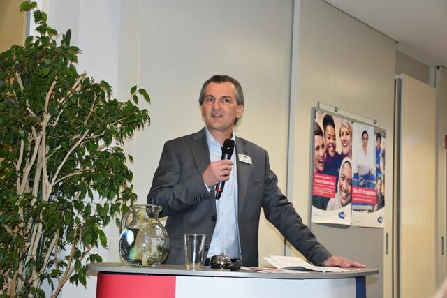 AMS-Bezirksstellenleiter Peter Kirchner betonte die gesellschaftlichen Umbrüche durch neue Technologien und veränderte Arbeitsmarktbedingungen. | Foto: Alexandra Goll