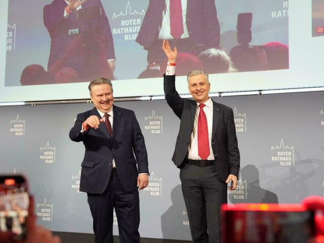 Ludwig und Taucher auf der Bühne bei der SPÖ Klubtagung. | Foto: Valentina Marinelić/MeinBezirk