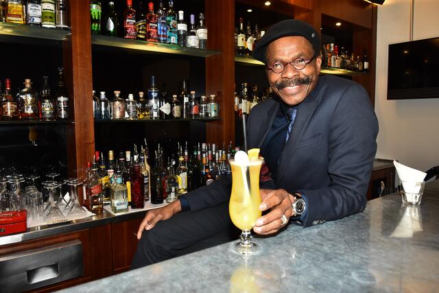 Keita Djibril war der famose Barchef der Silver Bar im Luxushotel. Stars gesehen hat er schon einige. | Foto: Maximilian Spitzauer