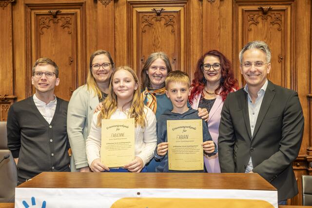 Bei der Angelobung: Kinderbürgermeisterin Fabienne und Kinderbürgermeister Fabian mit Stadtrat Robert Krotzer, Gemeinderätin Daniela Schlüsselberger, Bürgermeisterin Elke Kahr, Stadträtin Claudia Schönbacher und Stadtrat Kurt Hohensinner (v.l.) | Foto: Stadt Graz/Fischer