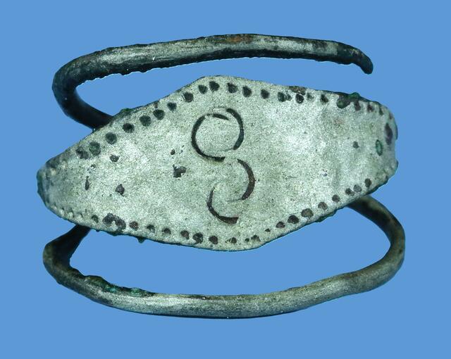 Fingerring aus Silber mit Clanzeichen in Form einer 8 sus dem Grab einer 25- bis 35-jährigen Asiatin. Mattersburg awarisches Gräberfeld. 591-660 nach Christus. | Foto: D. Talaa
