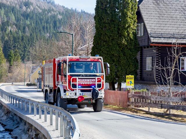 Vor Ort setzte die Feuerwehr Weidling ihr Waldbrandfahrzeug im Pendelverkehr für die Wasserversorgung ein. | Foto:  Freiwillige Feuerwehr Weidling, SID-Team LFV NÖ
