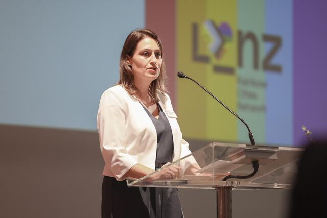 Vizebürgermeisterin Tina Blöchl (SPÖ) lädt Interessierte zum zweiten Linzer LGBTIQ*- Forum ein. Dieses findet am 25. April im Neuen Rathaus statt. | Foto: Stadt Linz