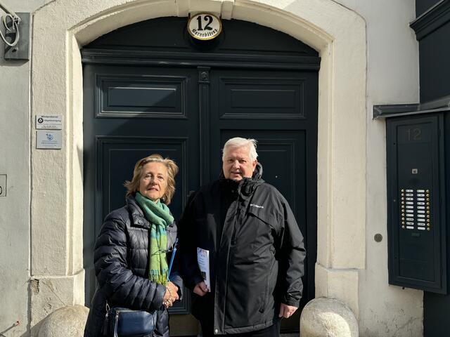 Für Pia de Simony und Walter Bleyers, zwei Anwohner der Gasse, ist klar: So kann es nicht mehr in der Barnabitengasse weitergehen. | Foto: Salme Taha Ali Mohamed/MeinBezirk
