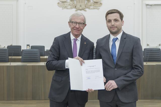 Im Bild: Landeshauptmann Wilfried Haslauer und Johannes Andexer aus Bergheim.  | Foto: Land Salzburg/Neumayr/Christian Leopold