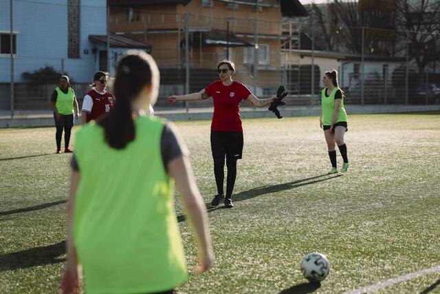 Renate Pitterka (mi.) gründete im vergangenen Jahr den Fußballverein "One Ball for all" und ist seit 2021 für den Frauenbewerb der "Integrations-Fußball-WM" zuständig. Ihr Herz schlägt für das runde Leder und für Menschen, vor allem für jene, die sozial benachteiligt sind.  | Foto: One Ball for all / Jasmin Walter