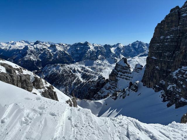 Blick von der Alpenklubscharte (2451 m) in Richtung des Skigebiets Schlick 2000. Selbiges wäre natürlich genauso wie die Axamer Lizum vom Naturpark ausgenommen. | Foto: Kainz