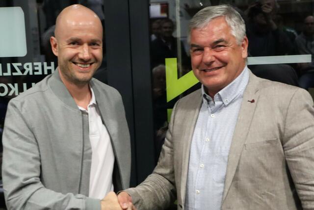 Gratulation an den neuen Obmann: Markus Leitinger, Karl Bohnstingl (v.l.) | Foto: Gerhard Langmann