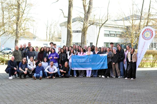 Schülerinnen und Schüler, Lehrerteam, Referenten und Ehrengäste beim gemeinsamen Projekt zum Thema Klimawandel.  | Foto: Borg Bad Radkersburg