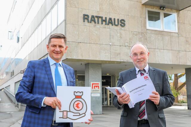 Bürgermeister Kurt Wallner und Finanzreferent Wilibald Mautner präsentierten am Mittwoch den Rechnungsabschluss von 2024: Die Stadt kann mit einem soliden Finanzplus von 3,8 Millionen Euro aufwarten. | Foto: leopress/Armin Russold