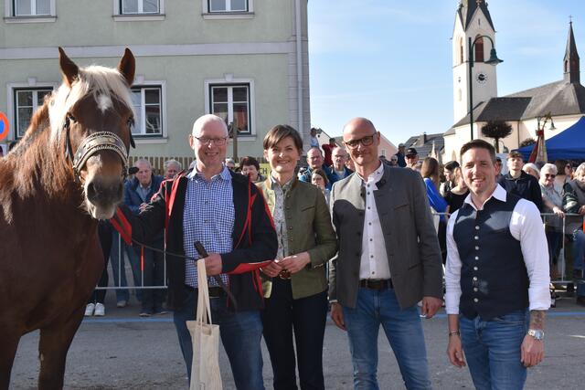 Bürgermeister Markus Hansbauer (2. v. r.) mit Bundesrätin Barbara Prügl und Bundesrat Sebastian Forstner (r.). | Foto: Gemeinde Riedau