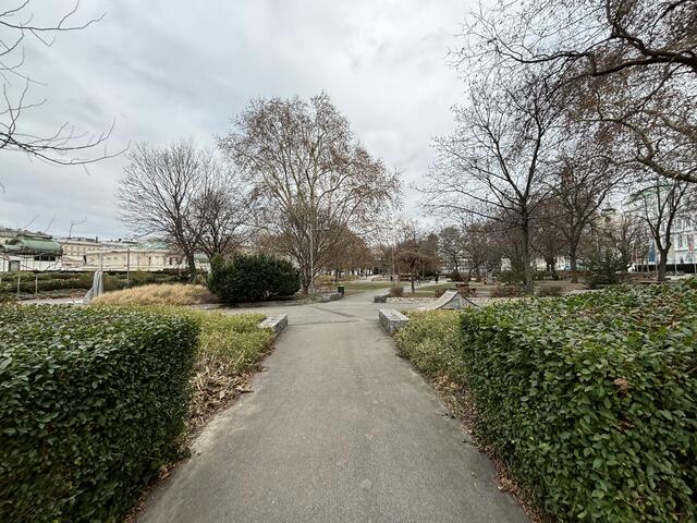 Der Resselpark bekommt bald seine eigene WC-Anlage. Der Spatenstich dazu erfolgte am Mittwoch, 12. März. | Foto: Nathanael Peterlini/MeinBezirk
