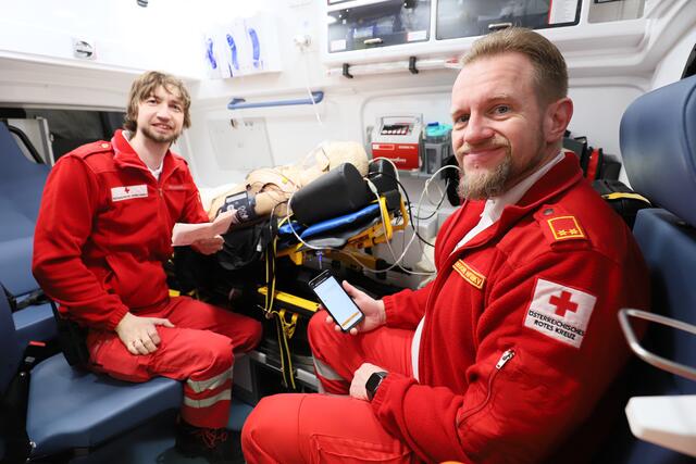 Notfallsanitäter Niki Scheucher (re.) und sein Kollege Jakob Kößl können bei Notfällen mit einem Telenotarzt Verbindung aufnehmen, um die weitere Akutbehandlung optimal im Sinne des Notfallpatienten abzustimmen. | Foto: OÖRK/Schönberger